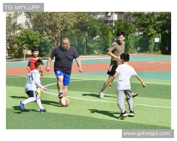 足球明星与孩子的欢乐时光亲子互动展现温馨瞬间 足球明星与孩子的欢乐时光亲子互动展现温馨瞬间